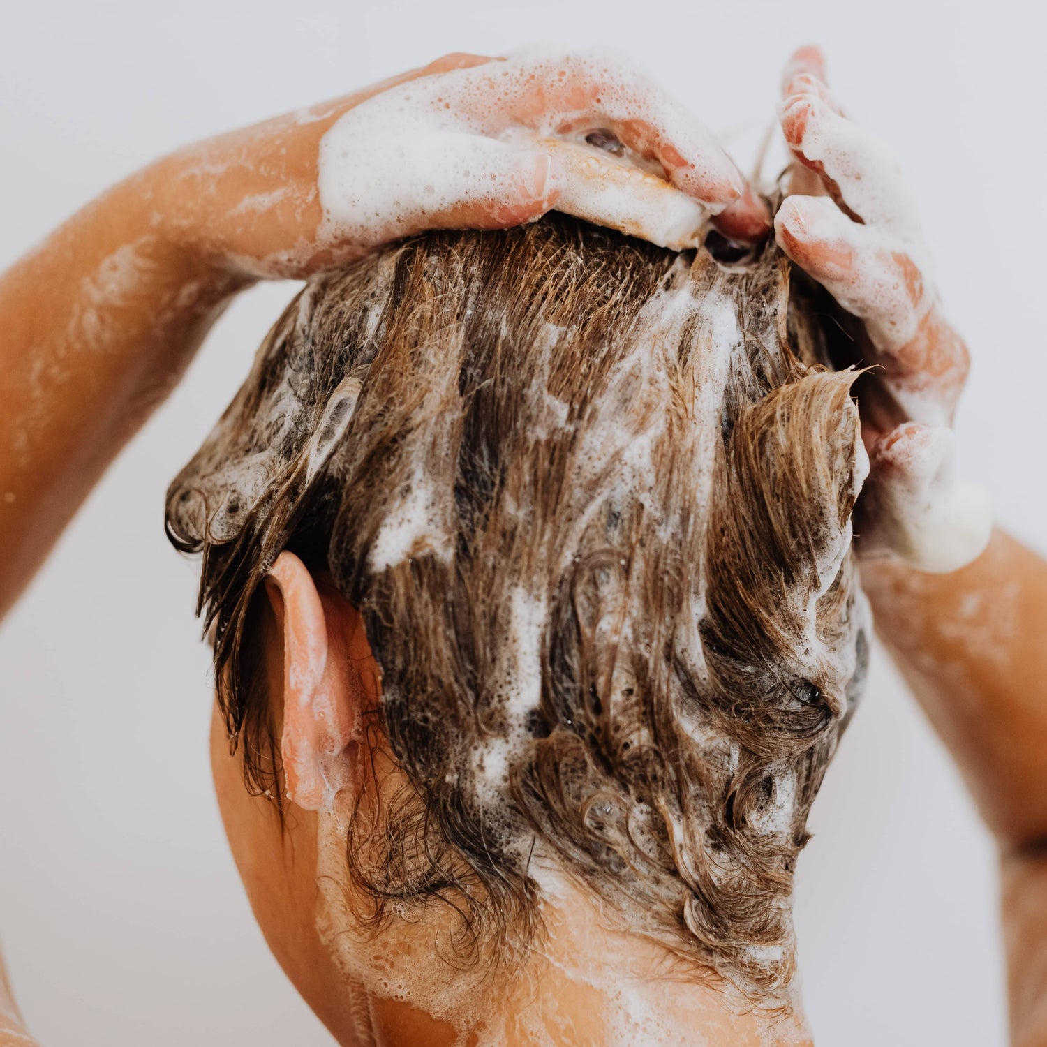 Chute de cheveux post-ménopause : comprendre et agir