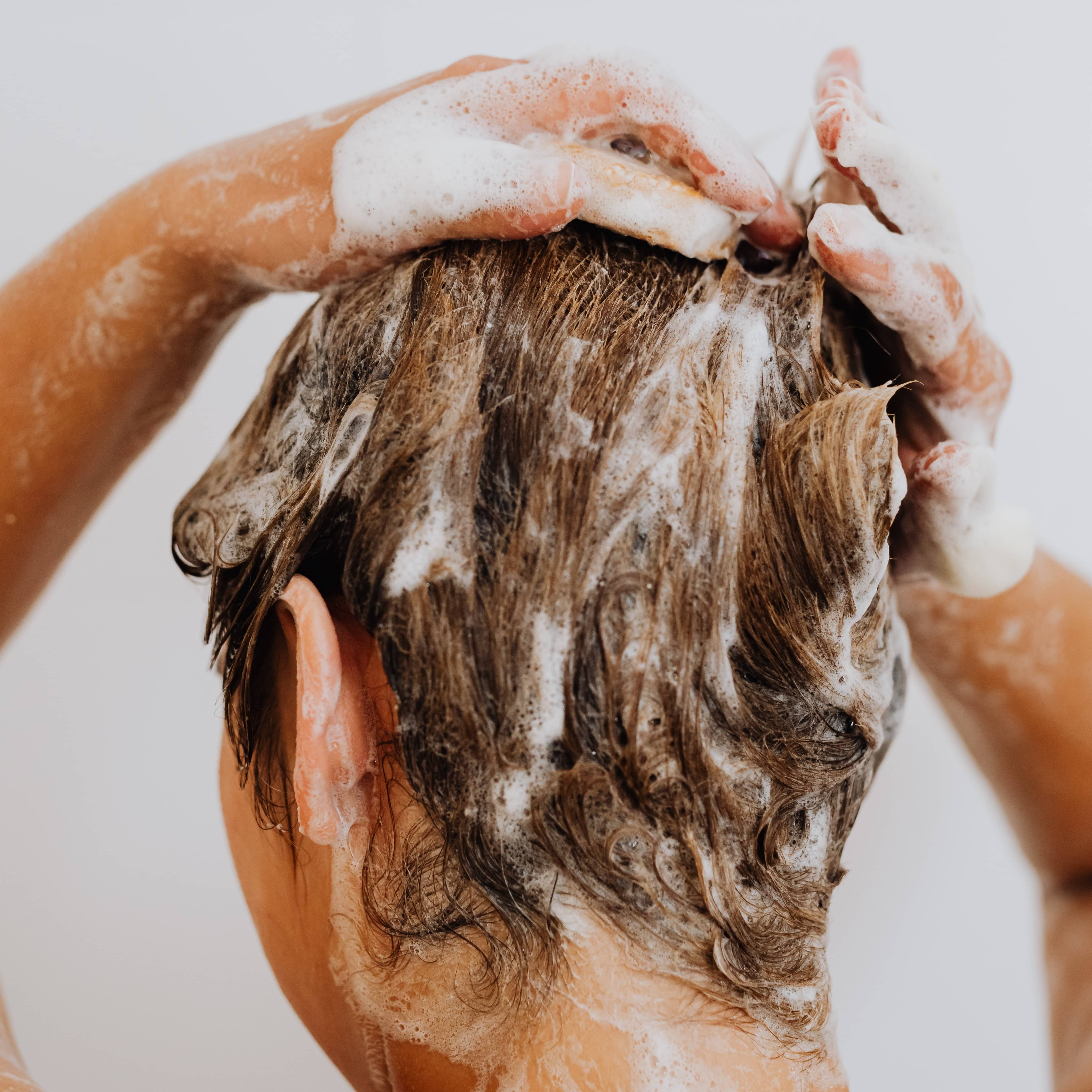 Chute de cheveux post-ménopause : comprendre et agir