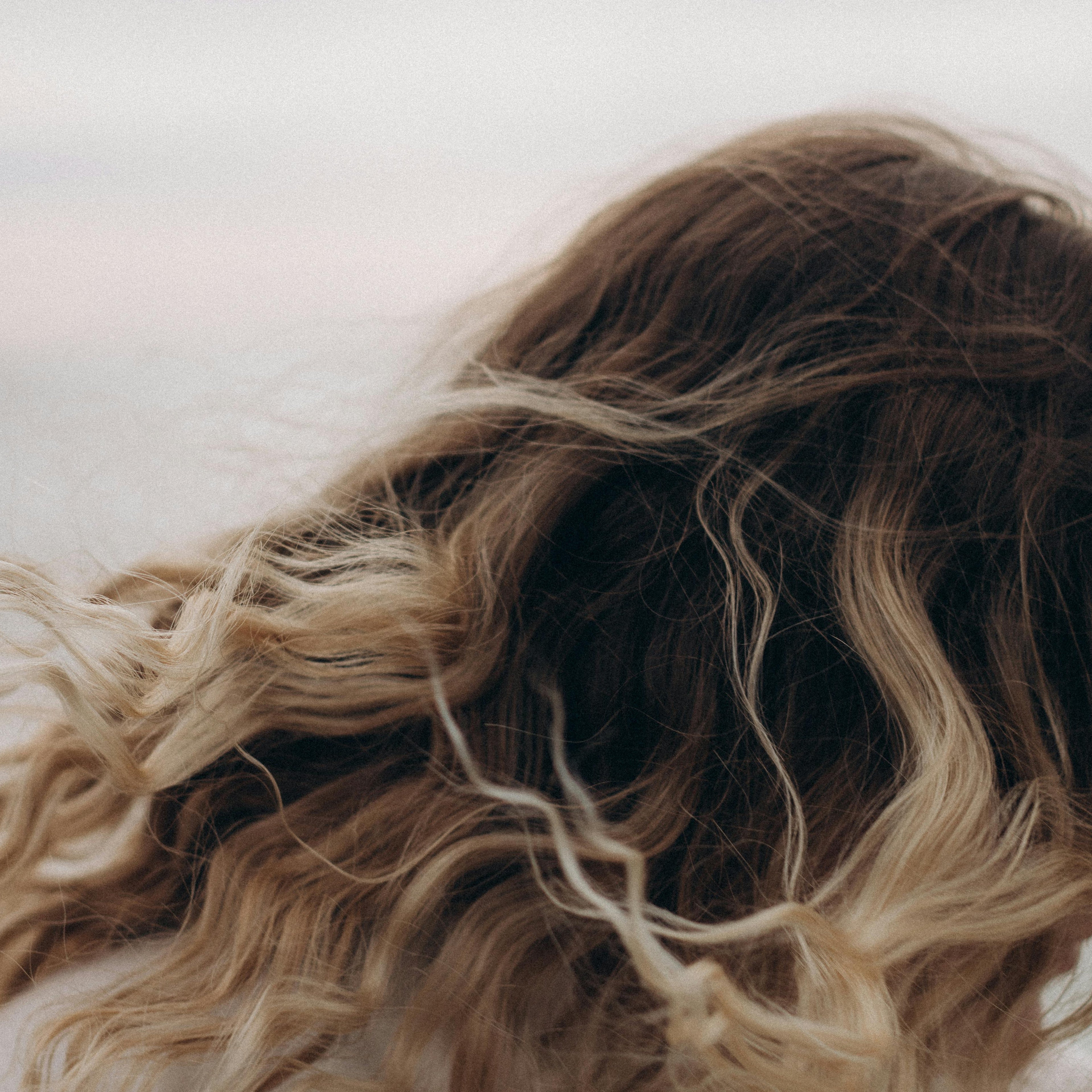 Top 5 des solutions naturelles contre la chute de cheveux liée au stress